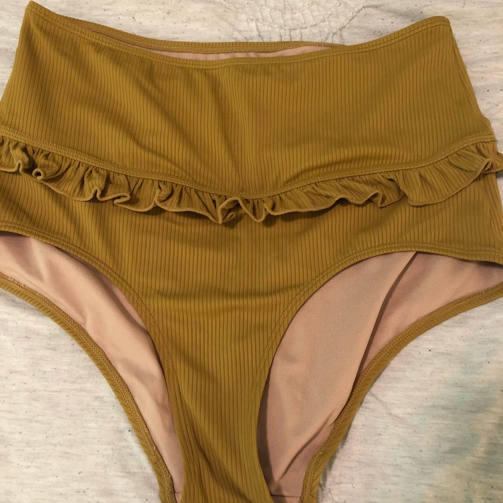 EUC ribbed bronze mid ruffle Kortni Jeane